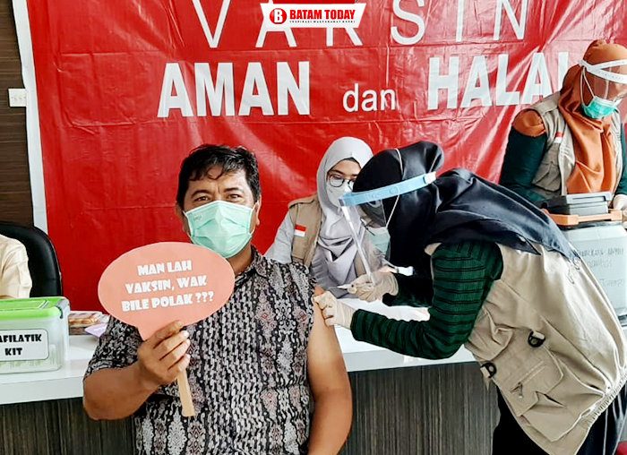 Anggota DPRD Anambas dari Komisi III, Fahri Hidayat saat mengikuti vaksinasi